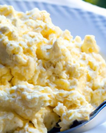 Fluffy Scrambled Eggs with Cottage Cheese: A Protein Boost